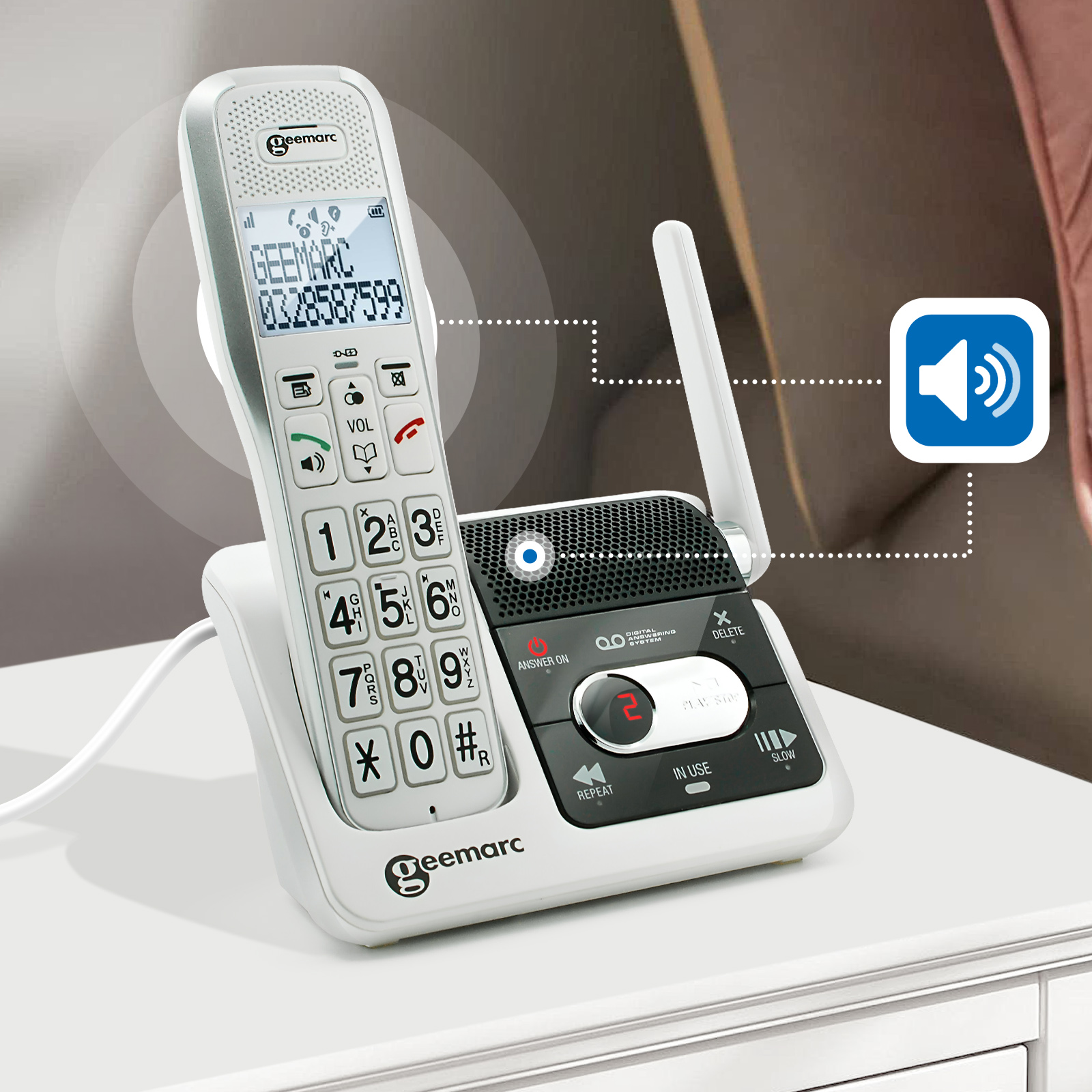 Ein weißes schnurloses Telefon mit Digitalanzeige, Tasten und Basis, mit Antenne und Lautsprechersymbol.