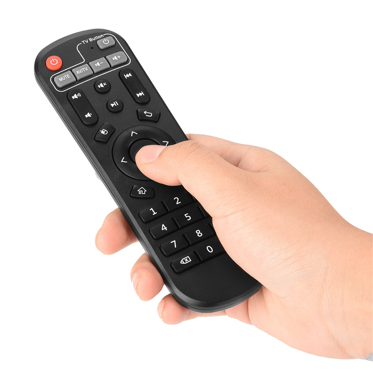 Hand, die eine schwarze TV-Fernbedienung mit mehreren Tasten, einschließlich Zifferntasten, hält.