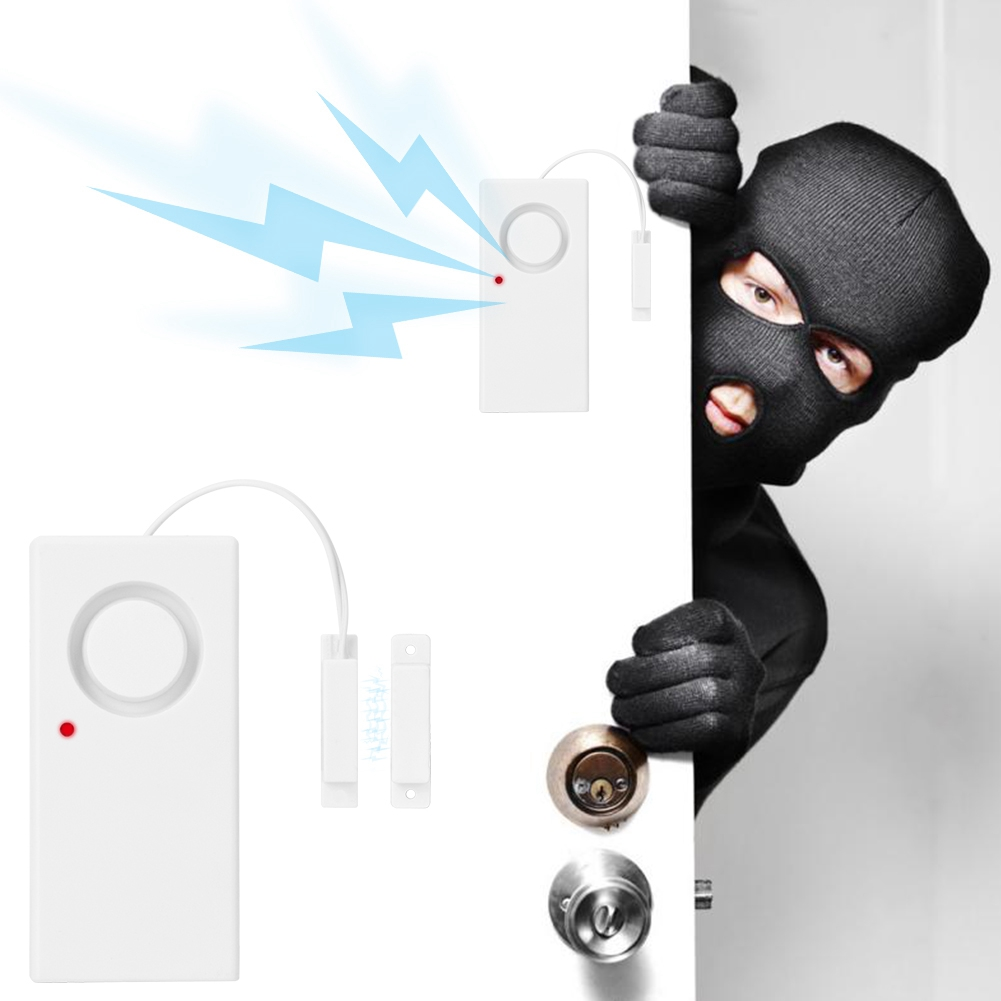 Einbrecher an einer Tür mit einem Sicherheitssystem. Ein Türsensor und ein Alarm werden gezeigt.