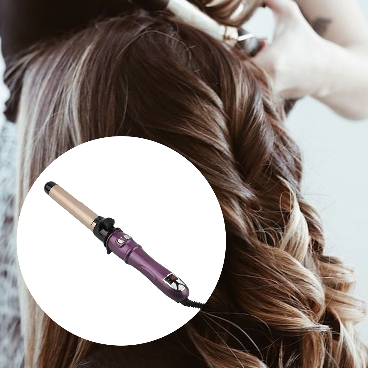 Ein Lockenstab auf braunem Haar, mit der Hand einer Person im Hintergrund.