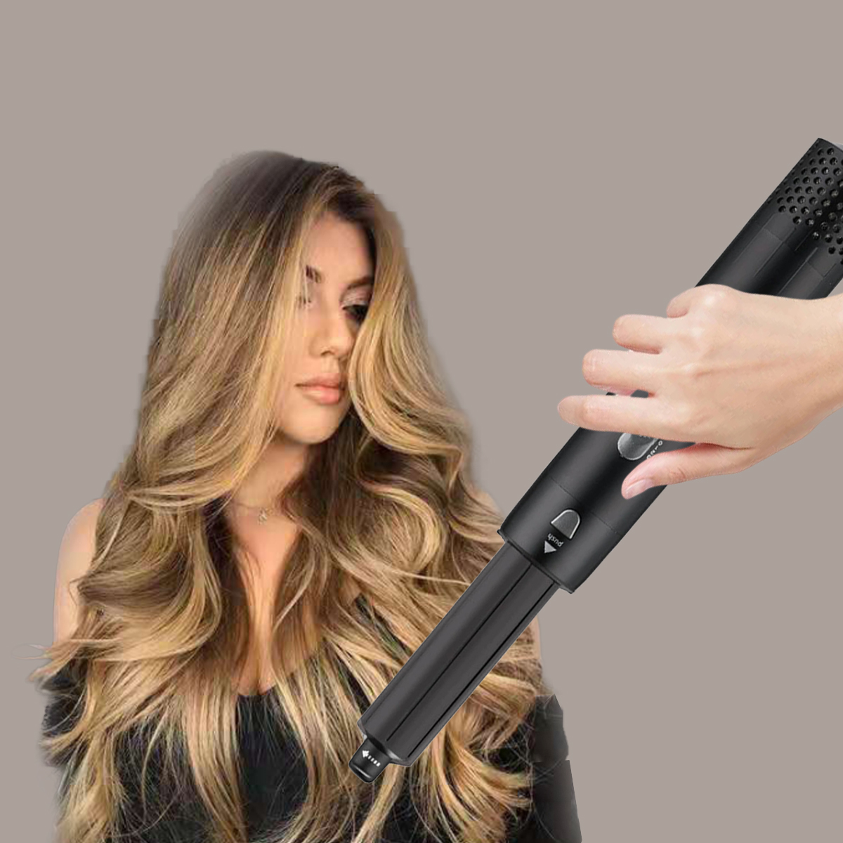 Frau mit langen, welligen Haaren, die einen Lockenstab benutzt. Das Bügeleisen ist schwarz.