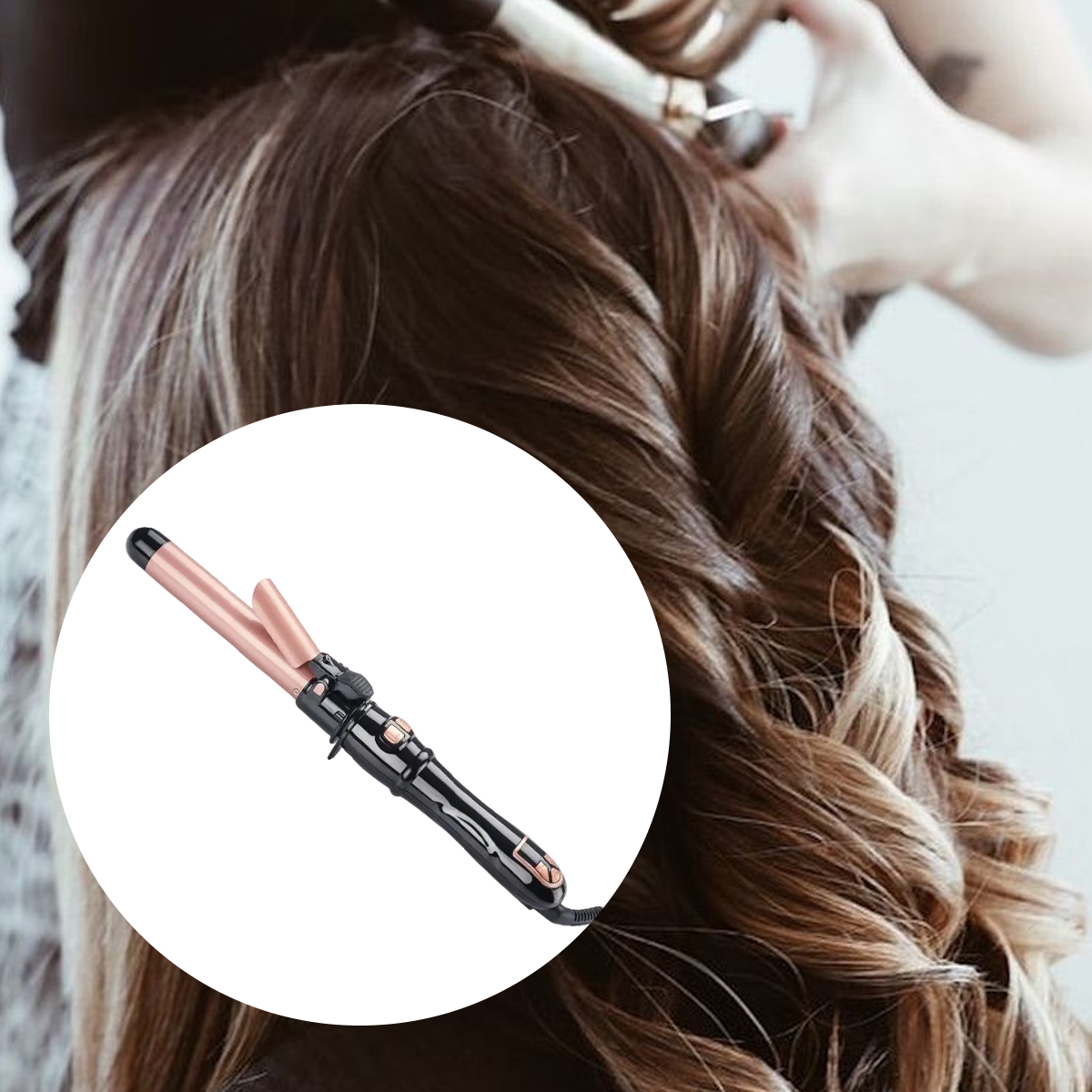 Ein Lockenstab auf Haar. Das Eisen ist schwarz und roségold. Der Hintergrund ist verschwommen mit Händen.