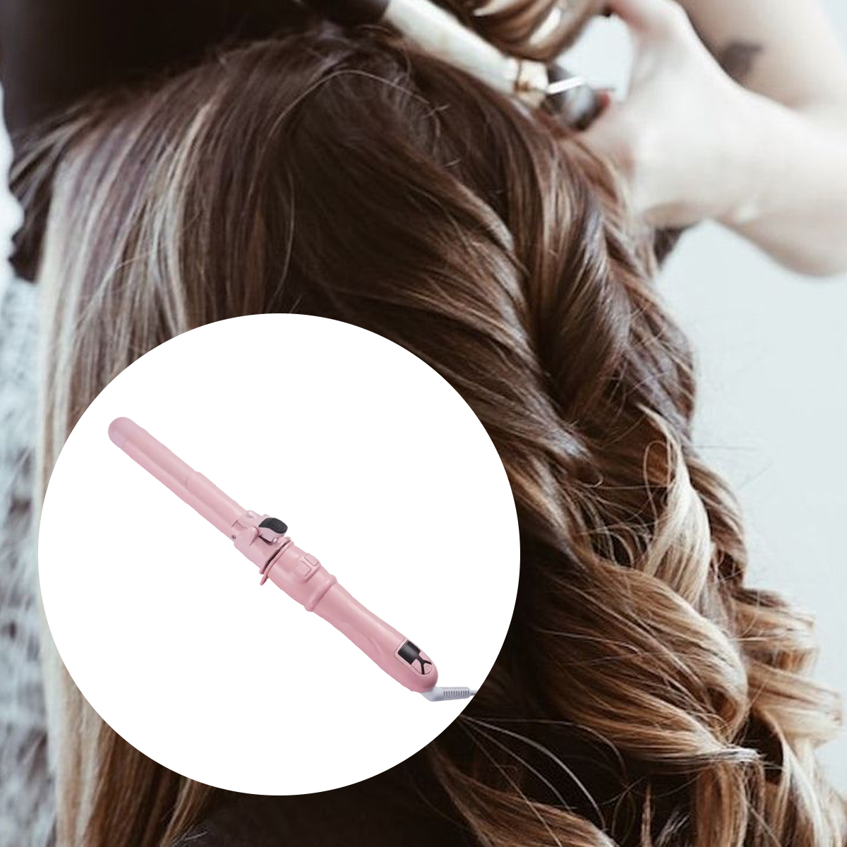 Ein rosa Lockenstab auf weißem Hintergrund, mit einem Zopf im Hintergrund.