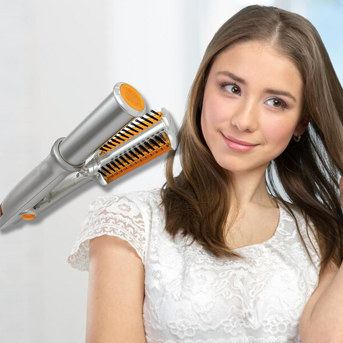 Eine lächelnde Frau mit einem Lockenstab neben sich. Der Lockenstab ist silber und orange.