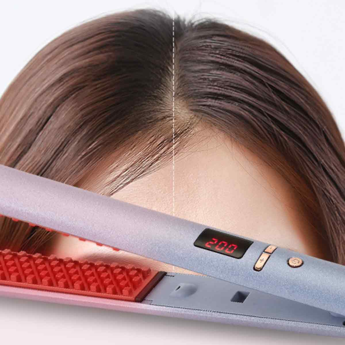 Haar einer Frau und ein Glätteisen mit Digitalanzeige.