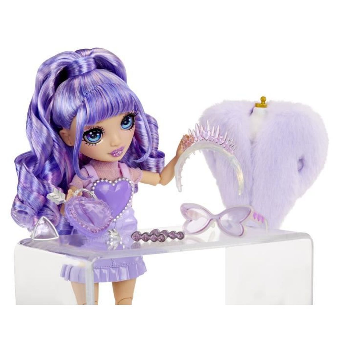 Puppe mit lila Haaren und Accessoires. Es gibt eine Krone, Brille, Tasche und einen Pelzmantel.