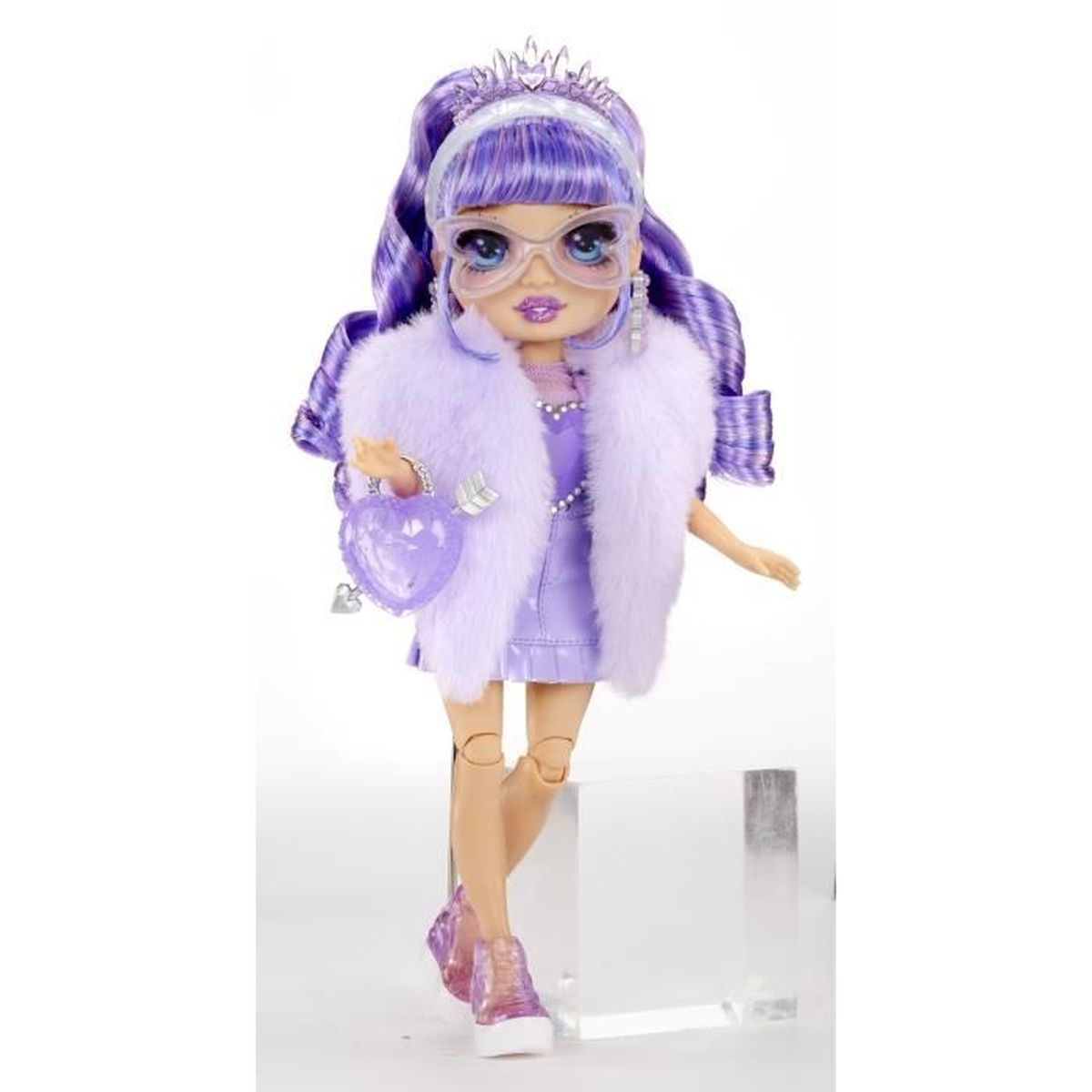 Eine Puppe mit lila Haaren, Pelzmantel und Sonnenbrille. Sie hält eine kleine Handtasche und trägt eine Tiara.