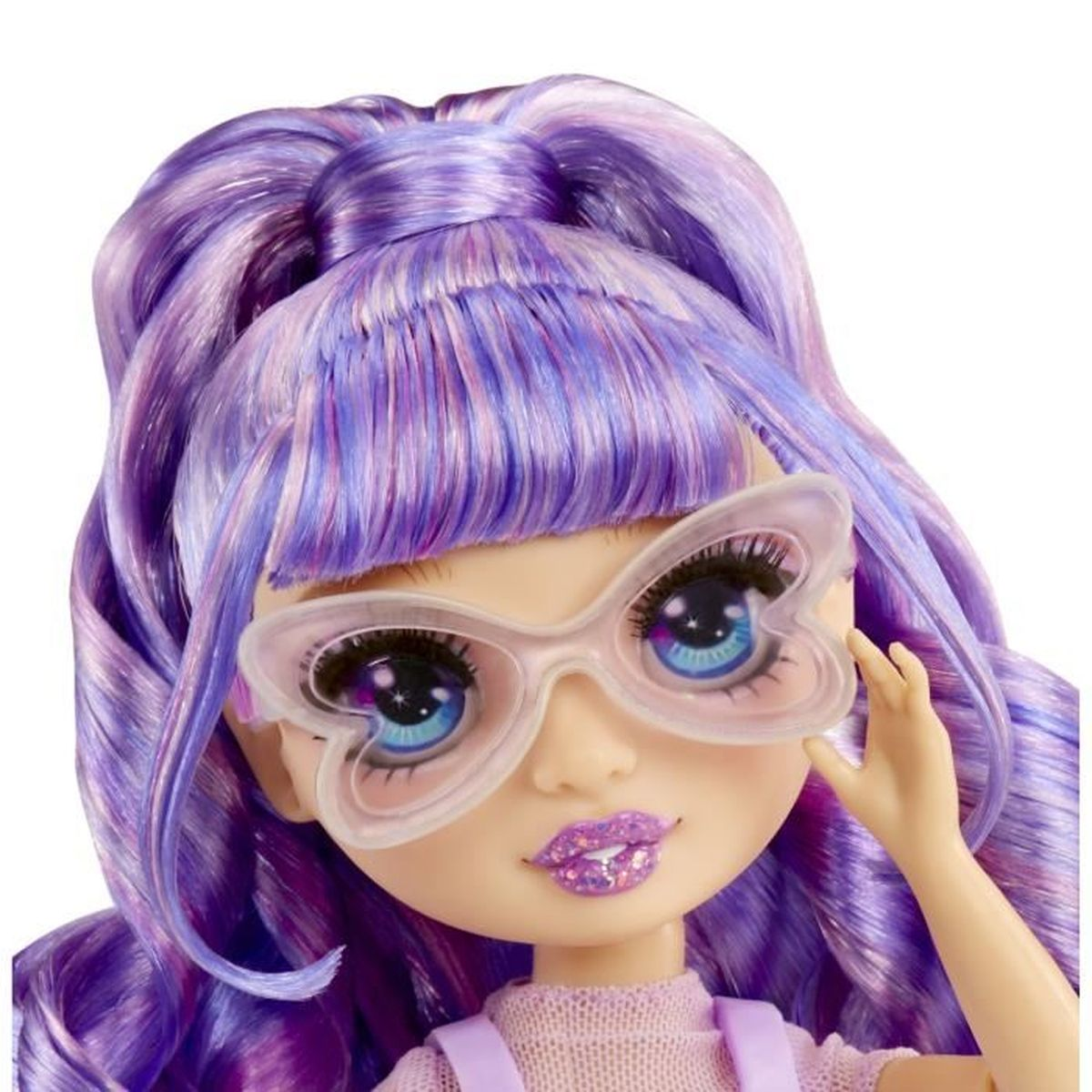 Eine Puppe mit lila Haaren und Brille, die ein rosa Hemd trägt. Sie hat blaue Augen und Glitzerlippen.