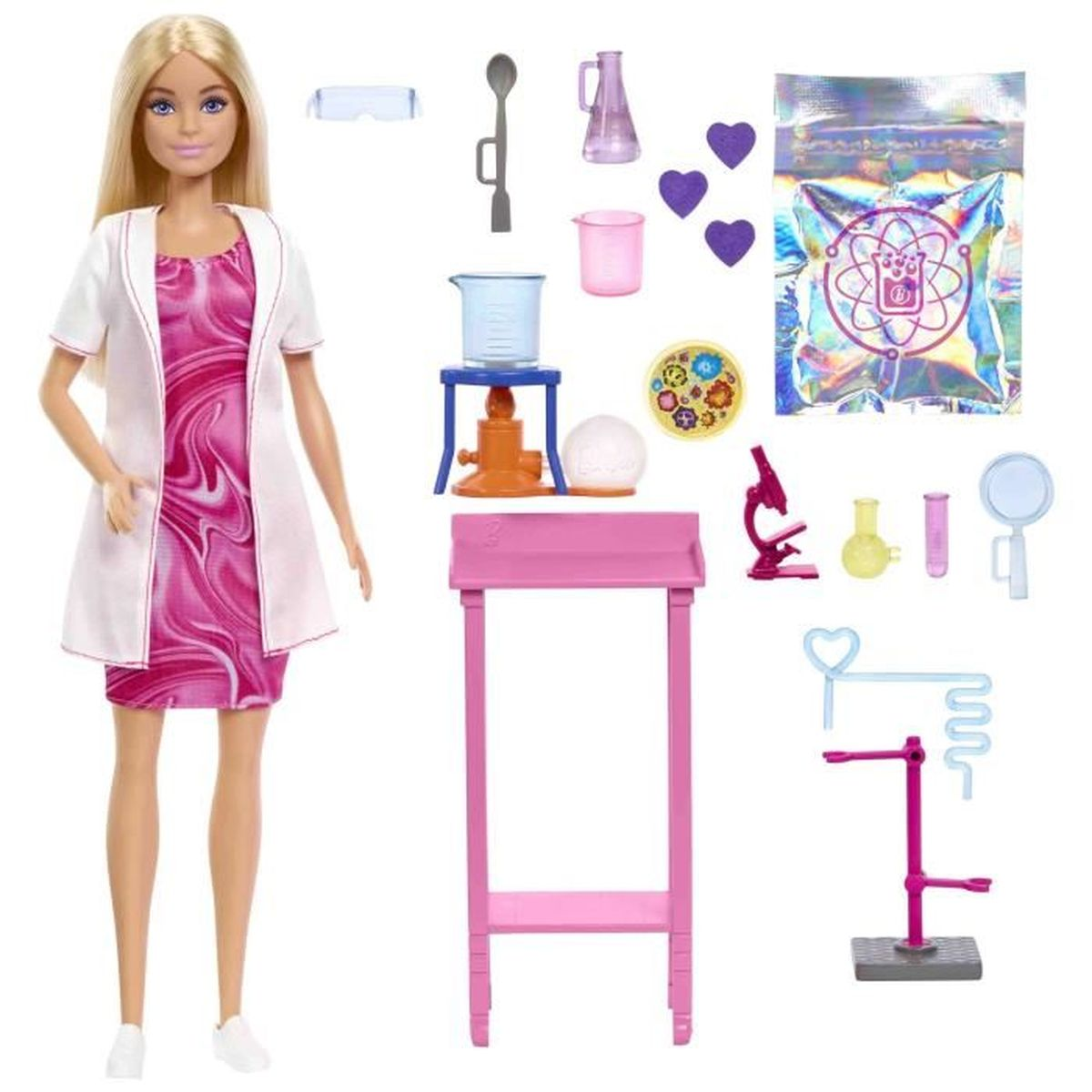 Lalka Barbie stoi ze sprzętem laboratoryjnym na stole. Jest mikroskop i zlewki. Lalka ma na sobie fartuch laboratoryjny.