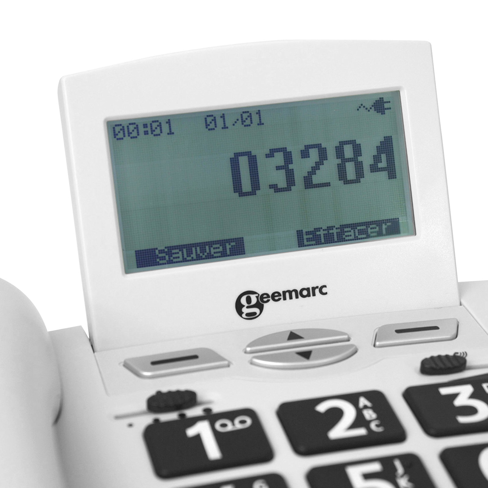 Telefono bianco con uno schermo che mostra numeri e opzioni del menu. Il marchio è Geemarc.
