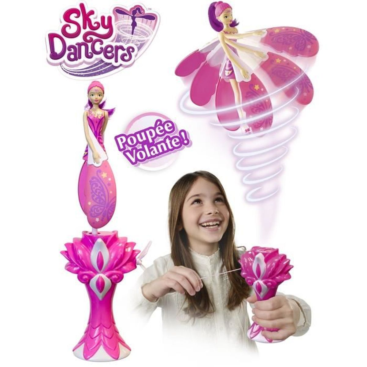 Ein Mädchen mit Sky Dancers Spielzeug, einer sich drehenden Puppe und einem Werfer mit rosa Akzenten.