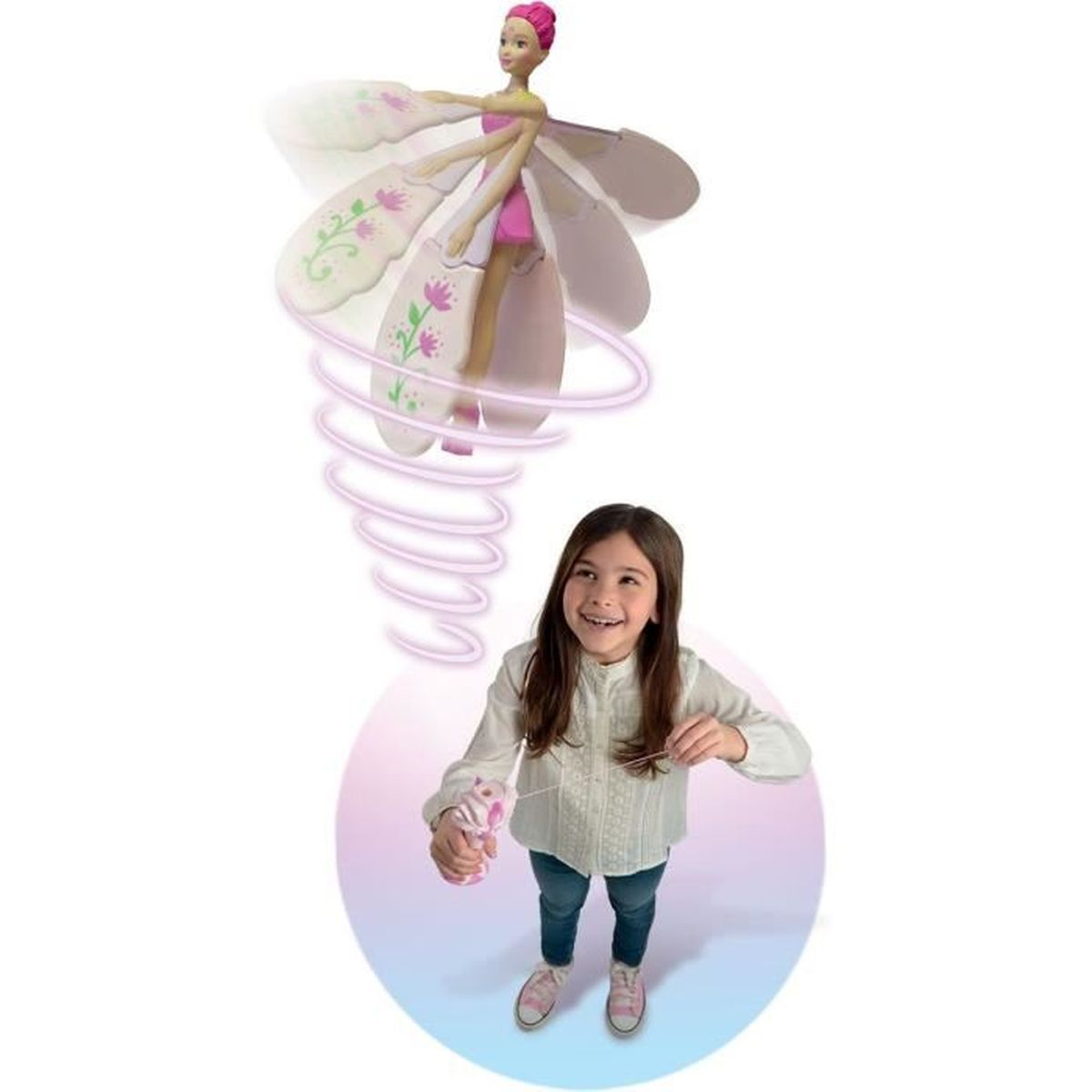 Mädchen, das zu einer Feenpuppe mit rosa Flügeln aufblickt. Die Puppe fliegt aus einer rosa Spirale.
