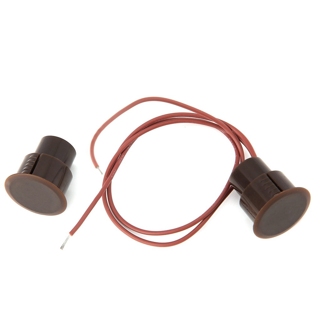 Zwei braune Magnet-Türsensoren mit Drähten. Die Sensoren sind zylindrisch.