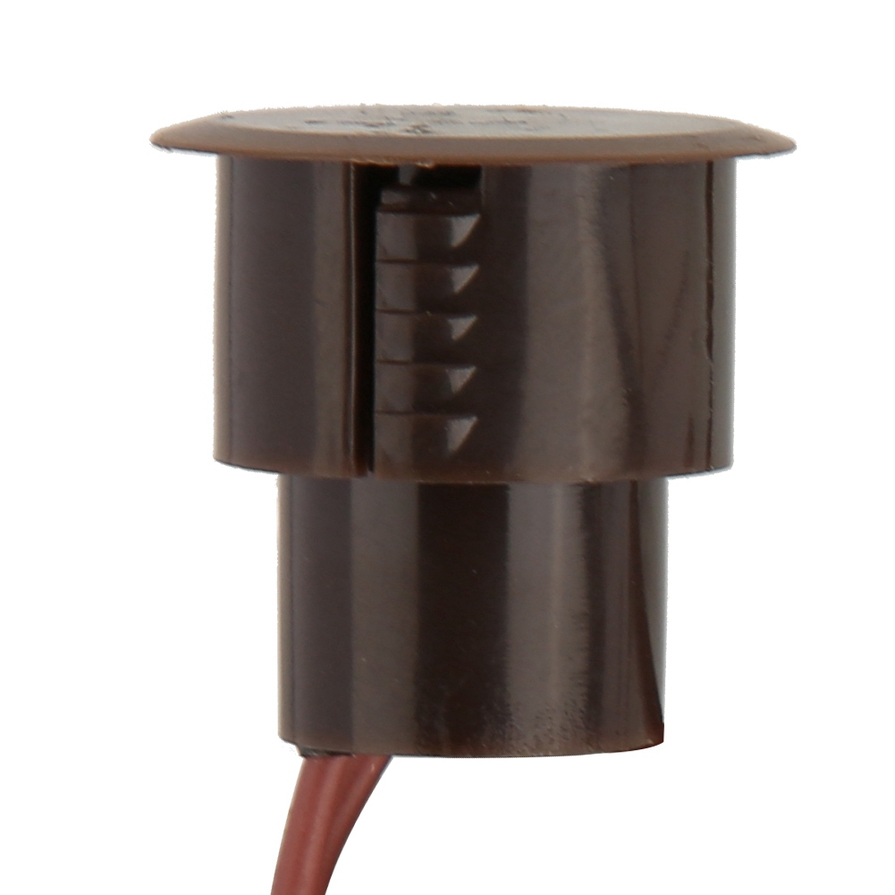 Ein brauner Türsensor auf weißem Hintergrund, mit einem roten Draht.