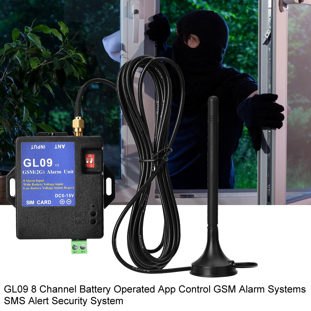 Schwarze Alarmeinheit mit Antenne und Kabel. Ein Einbrecher versucht, ein Fenster zu öffnen.