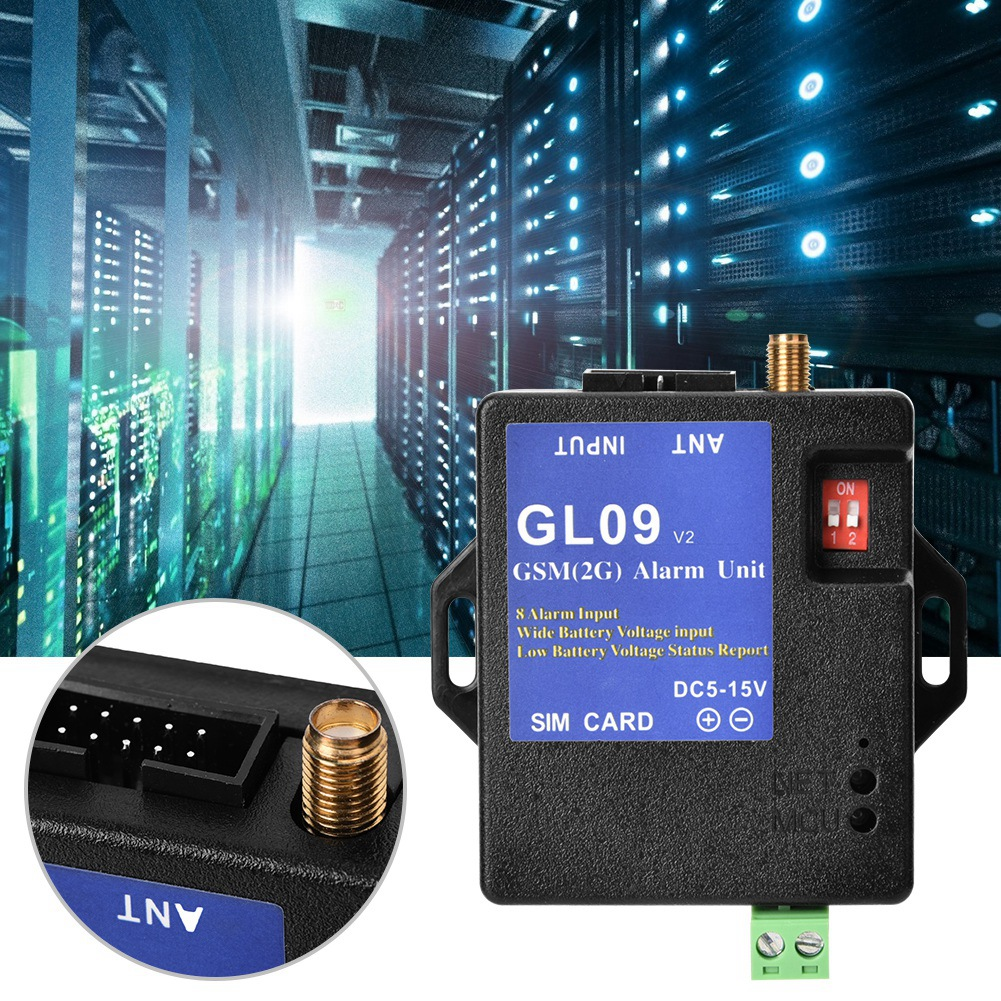 Eine schwarze GSM-Alarmeinheit mit SIM-Kartensteckplatz. Es hat ein blaues Etikett mit Text und eine Antenne.