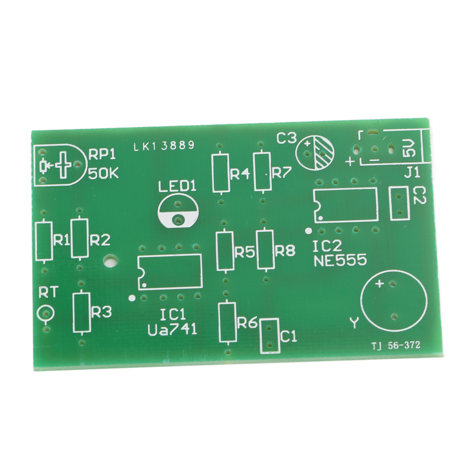 Eine grüne Leiterplatte mit elektronischen Bauteilen auf weißem Hintergrund.