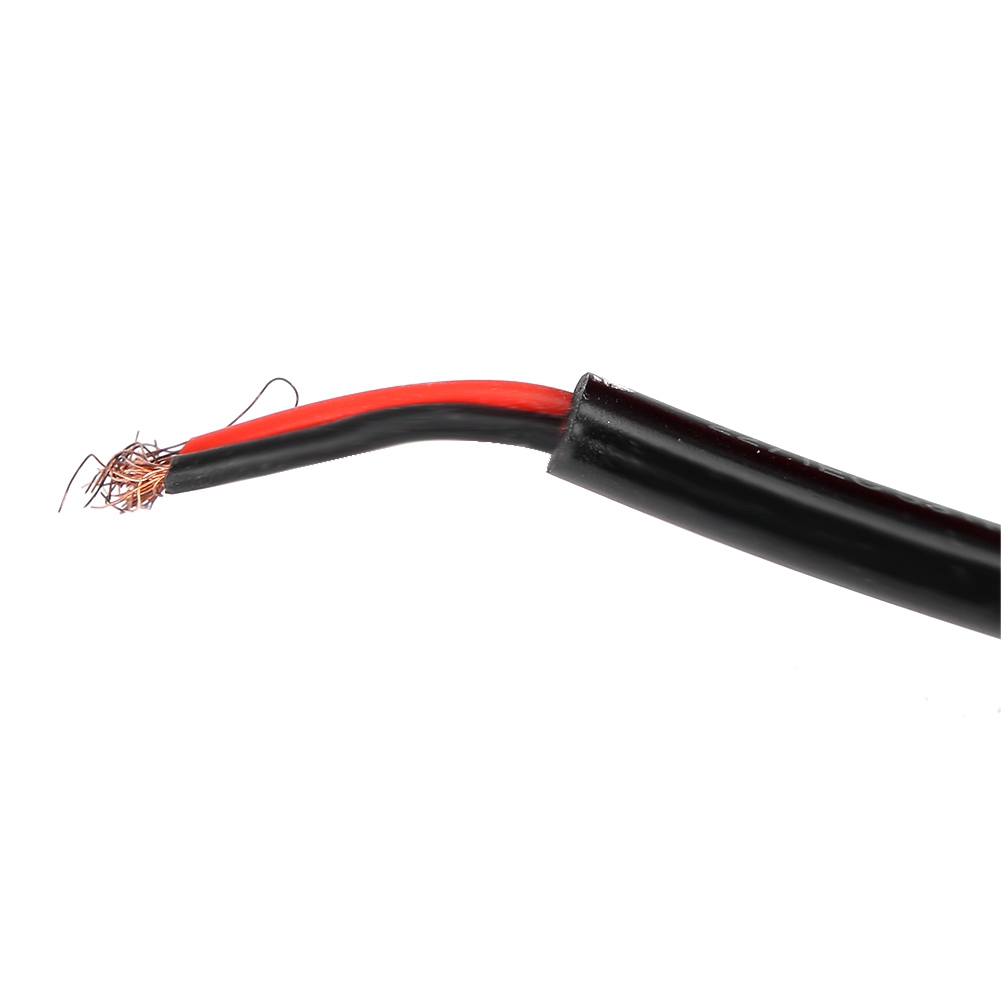Schwarzes und rotes Elektrokabel mit freiliegenden Kupferlitzen, auf weißem Hintergrund.
