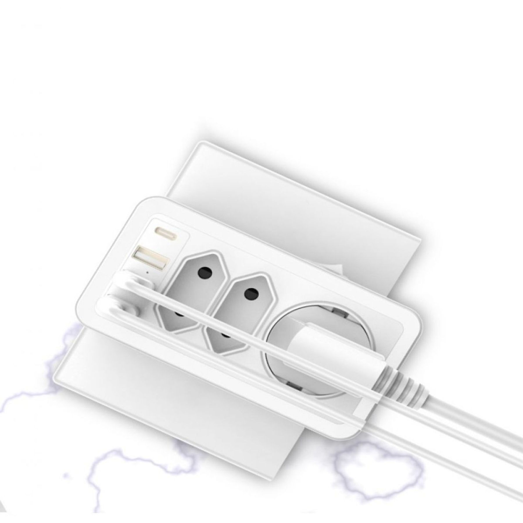 Weiße Steckdosenleiste mit zwei USB-Anschlüssen und Steckdosen, auf weißem Hintergrund mit Blitz.