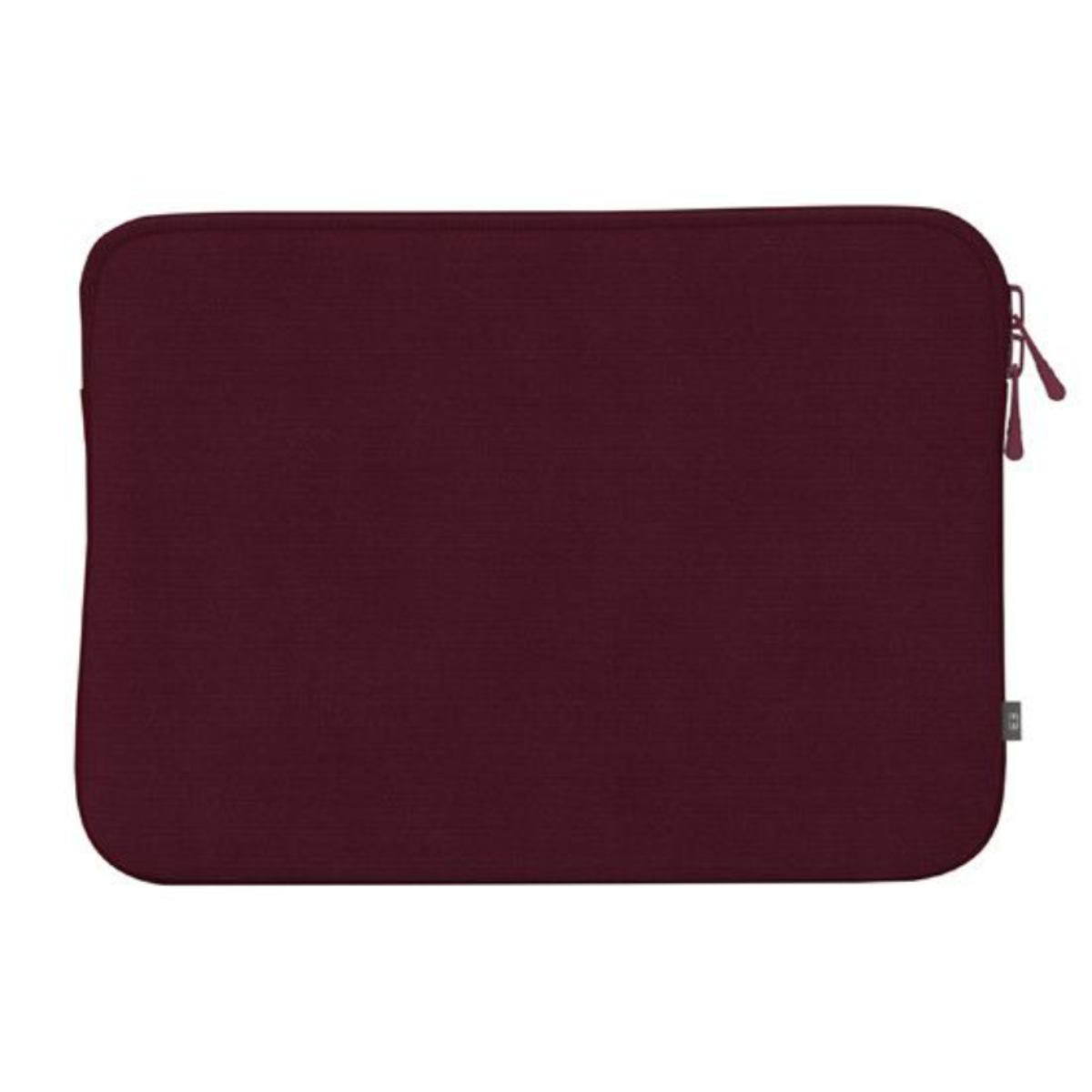 Eine weinrote Laptoptasche, rechteckig, mit Reißverschluss und einem kleinen Etikett.