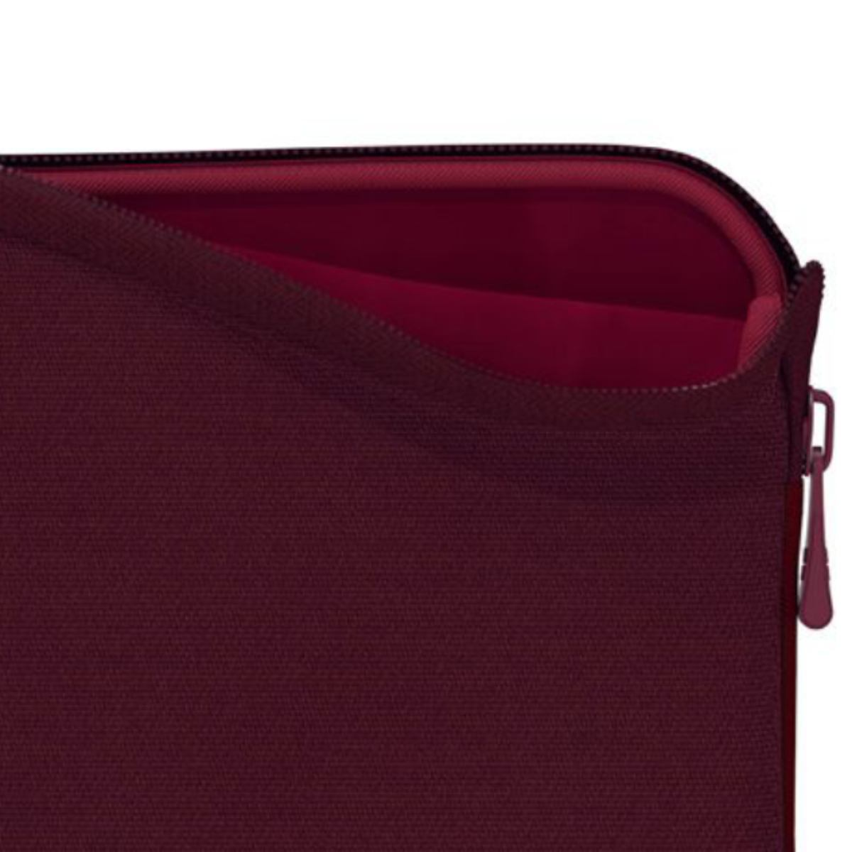 Eine weinrote Laptoptasche mit Reißverschluss. Die Innenseite ist heller weinrot.