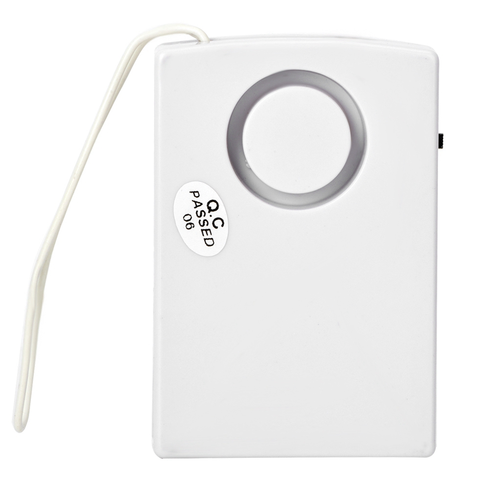 Weißes Alarmgerät mit weißem Kabel. Enthält eine kreisförmige Öffnung oben mit dem Text 'QC PASSED 06'.