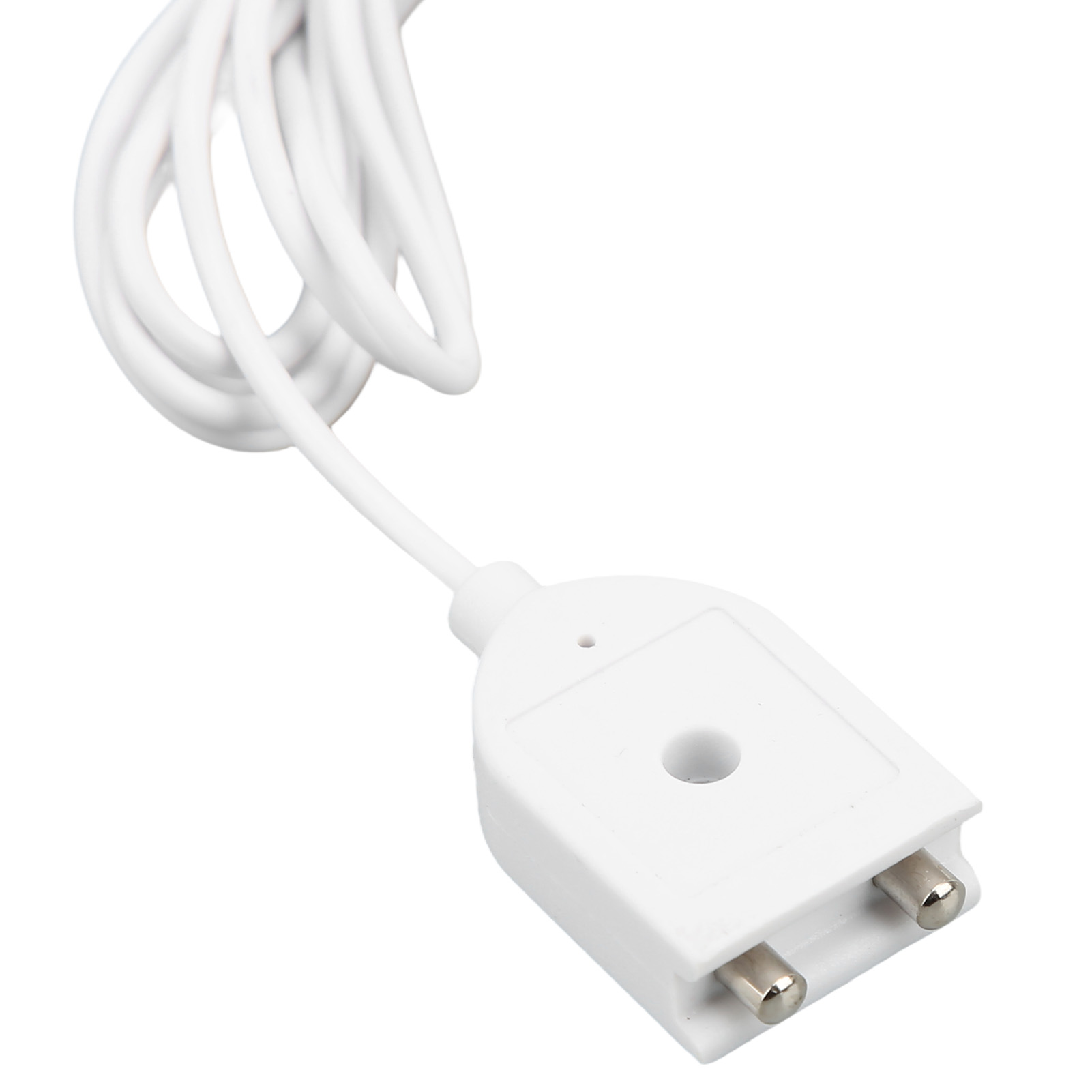 Weißer Stecker mit zwei silbernen Stiften. Weißes Kabel befestigt. Einfarbiger weißer Hintergrund.