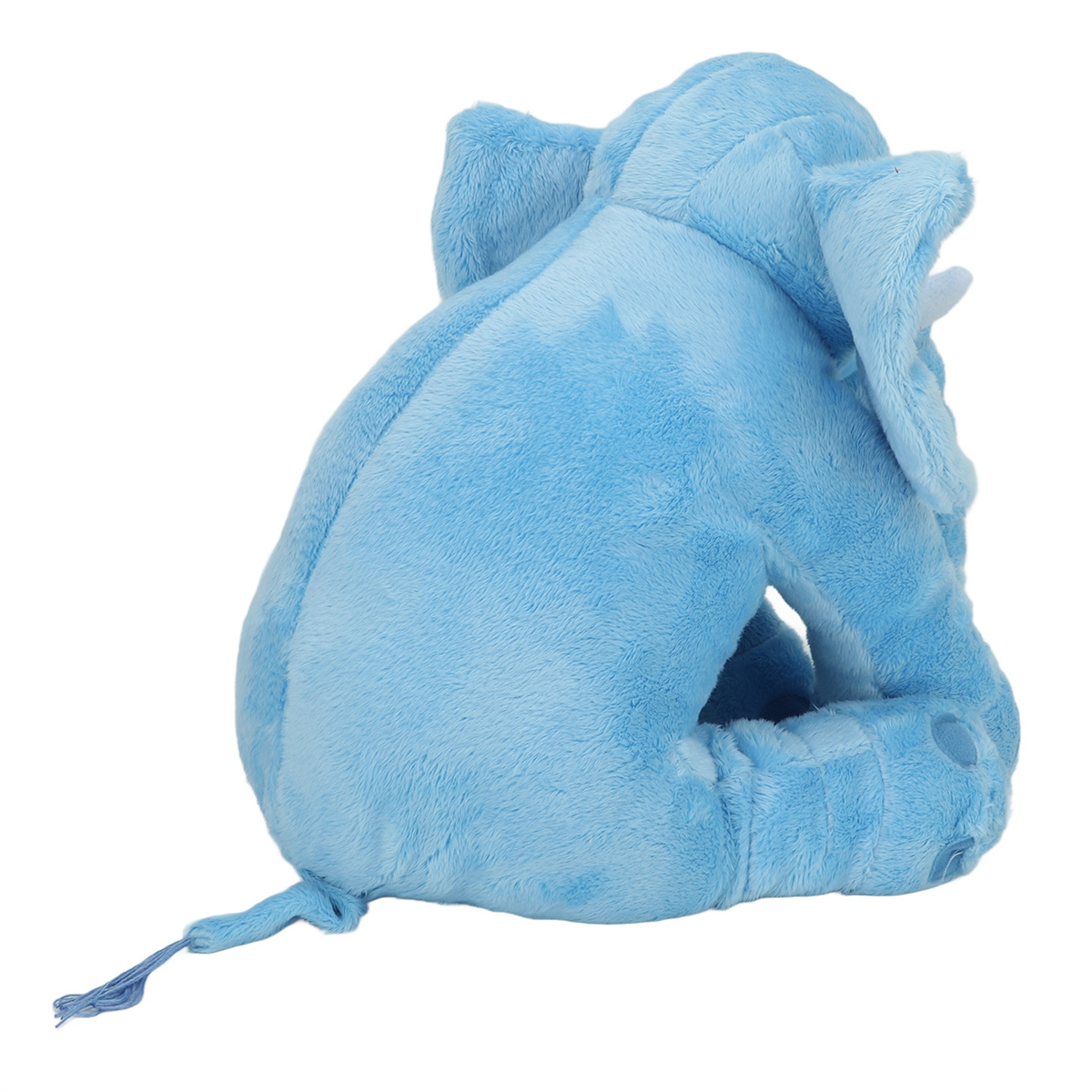 Ein hellblaues Plüschelefant sitzt mit dem Rücken zum Betrachter.