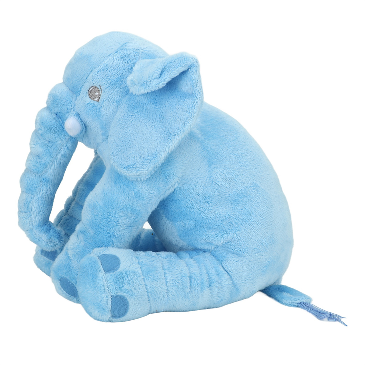Ein blaues Plüschelefant, das auf seinem Hintern sitzt, sein Rüssel gekräuselt.