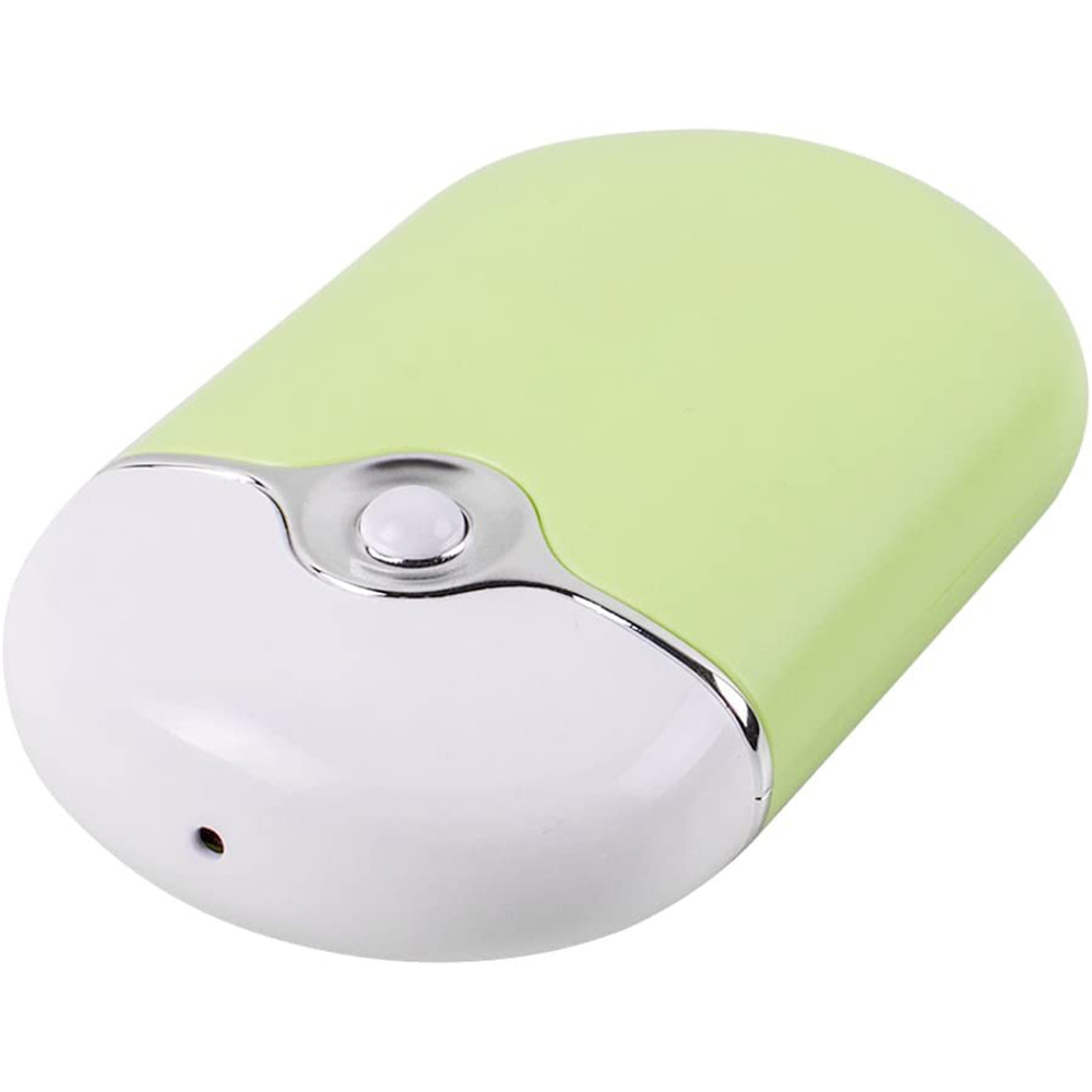 Ein hellgrüner und weißer tragbarer Ventilator mit einem einzigen Knopf und einem kleinen Luftauslass.