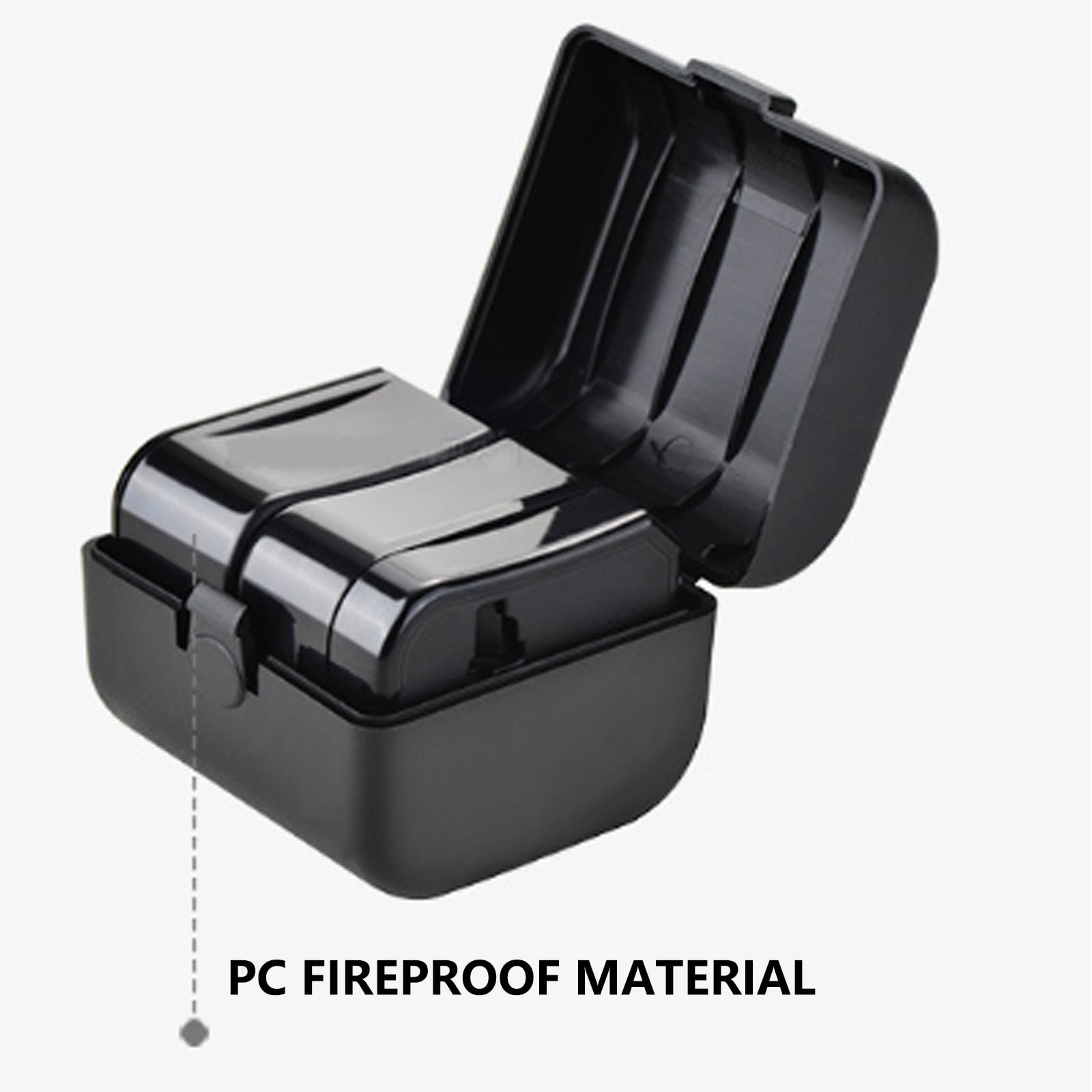 Eine offene schwarze Plastikbox mit zwei schwarzen Gegenständen darin. Text lautet PC feuerfestes Material.