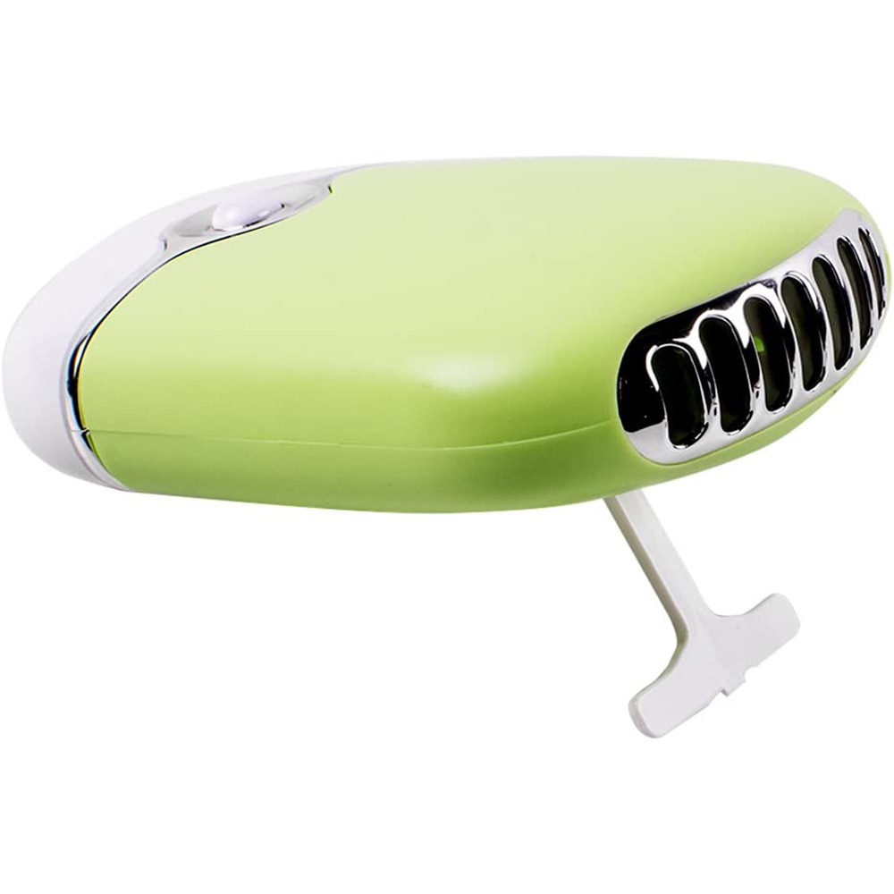 Ein grüner und weißer tragbarer Ventilator mit Lüftungsschlitzen und einem Ständer auf weißem Hintergrund.