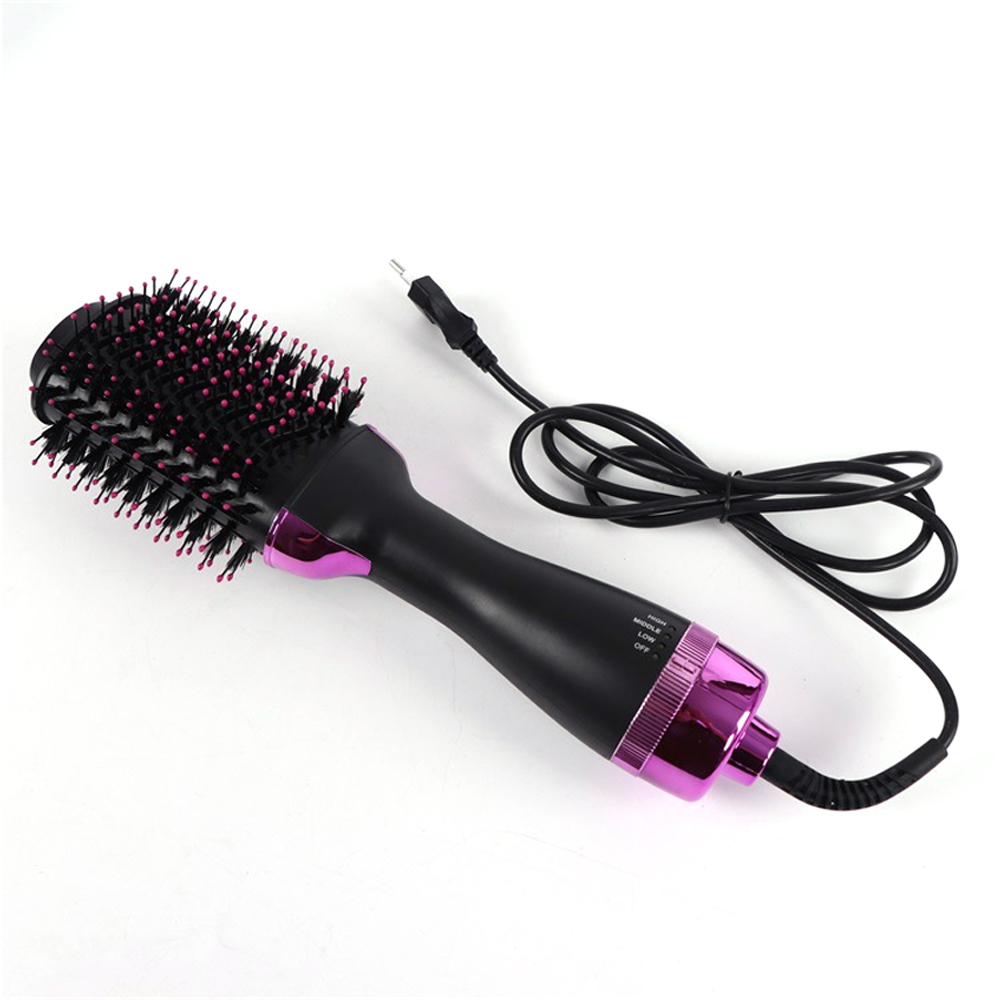 Haartrocknerbürste mit schwarzen und rosa Akzenten. Kabel und Stecker sind sichtbar, weißer Hintergrund.