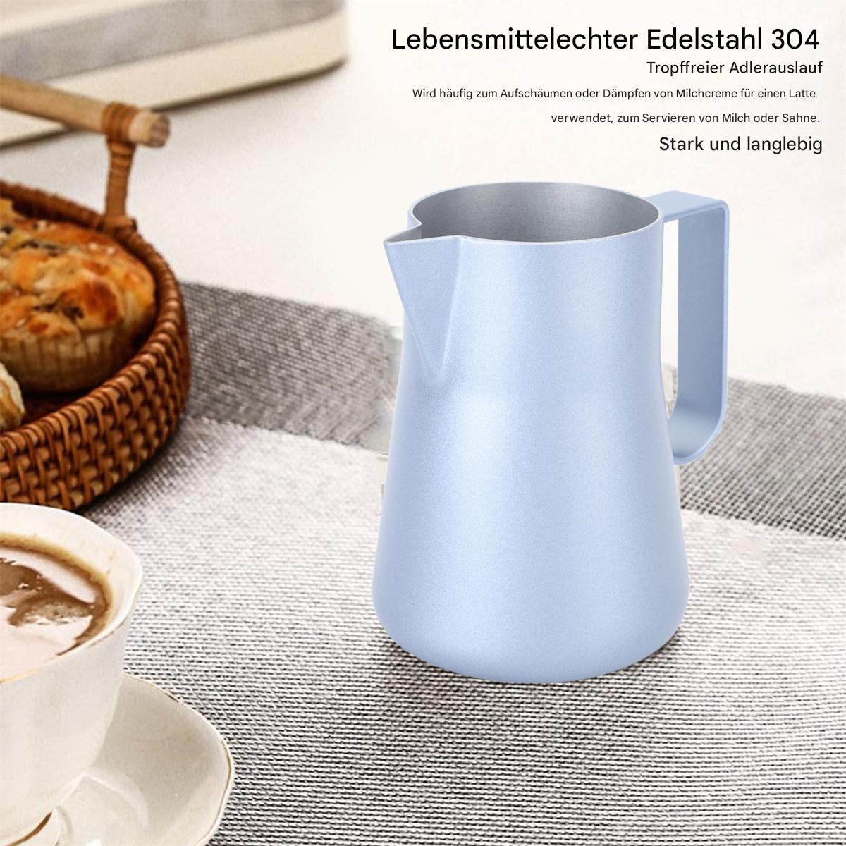 Blauer Metallkrug mit Henkel, auf einem Tisch mit Korb und Kaffeetasse.