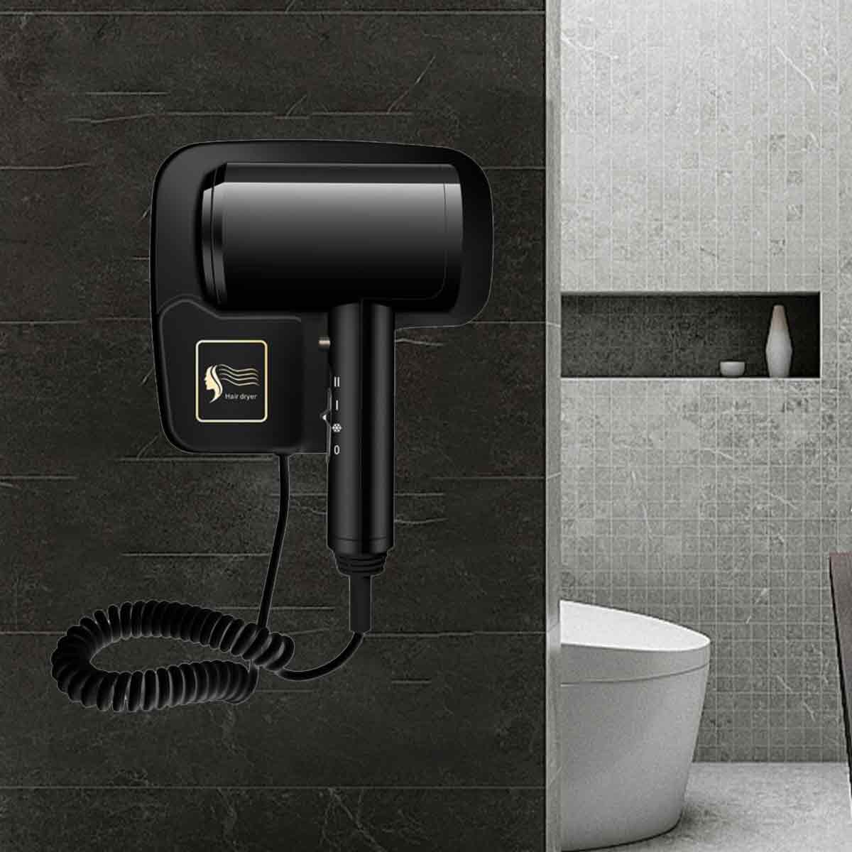 Schwarzer, an der Wand montierter Haartrockner mit schwarzem Kabel und Wand mit Ablage und WC.
