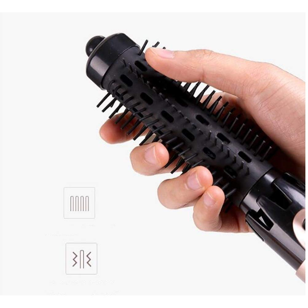 Eine Hand, die eine rotierende Haarbürste mit schwarzem Zylinder und Borsten hält. Weißer Hintergrund.