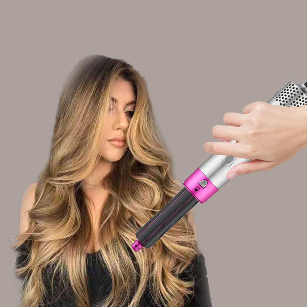 Eine Frau mit langen, welligen Haaren. Eine Hand hält einen Lockenstab, um ihr Haar zu locken.