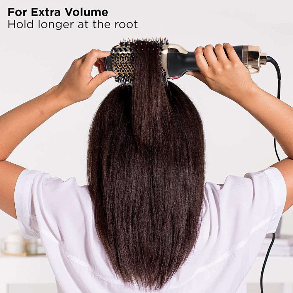 Person hält eine Stylingbürste im Haar. Das Haar wird gebürstet. Text: 'Für extra Volumen'.