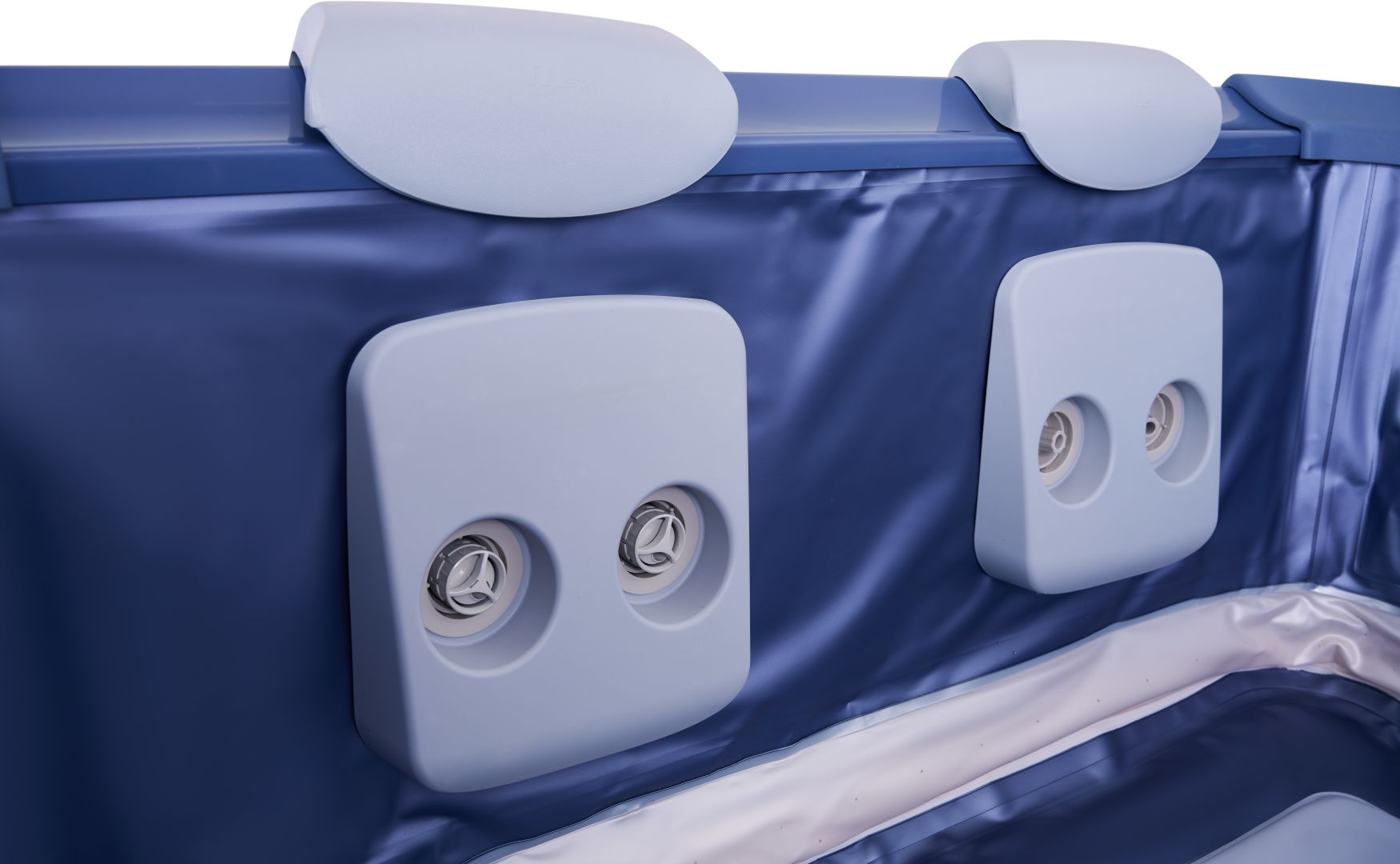 Innenraum eines Spas mit blauen Fliesen und hellblauen Tragstrukturen. Zwei hellblaue Paneele mit silbernen Details.