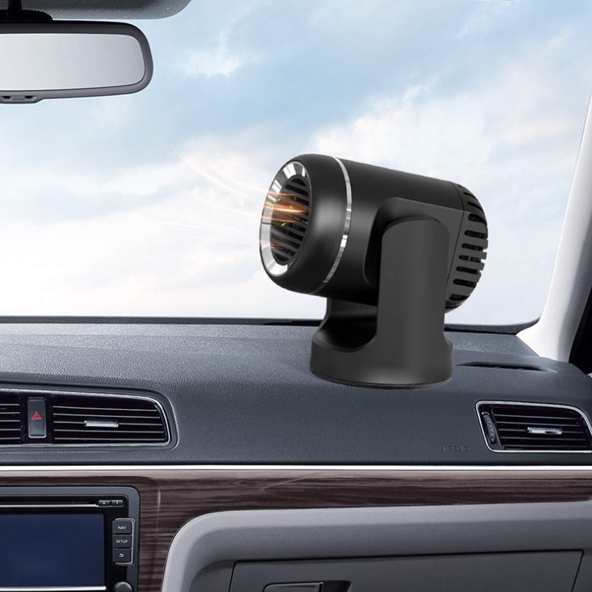 Eine schwarze Autoheizung auf einem Armaturenbrett. Ein Autointerieur und Himmel sind sichtbar.