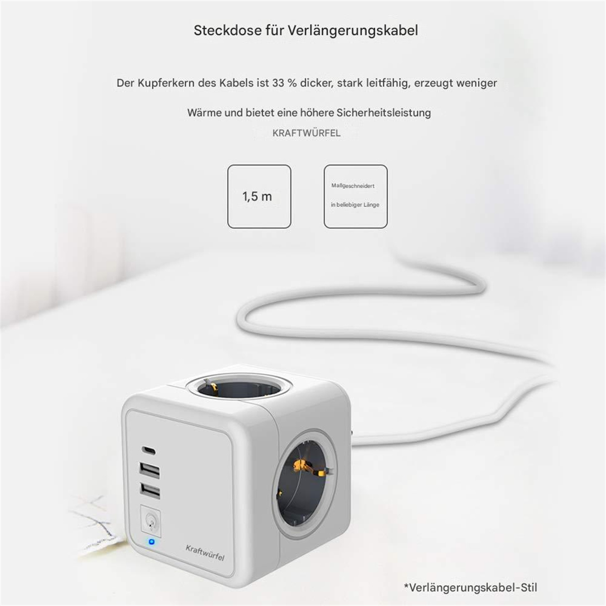 Weißer Power-Cube mit mehreren Steckdosen und USB-Anschlüssen. Kabel verbindet den Cube. Weißer Hintergrund.