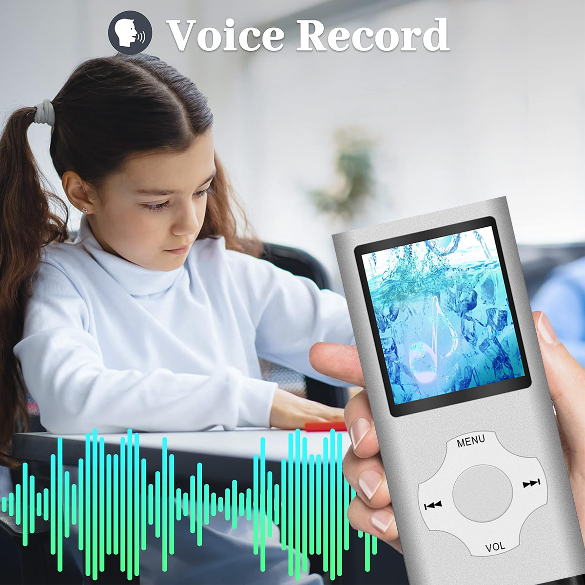 Ein Mädchen schaut auf einen digitalen Musikplayer. Der Bildschirm zeigt blaues Wasser.