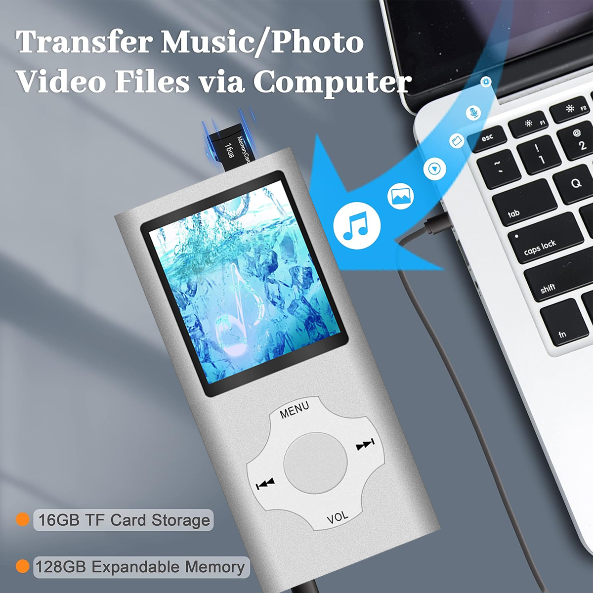 Silberner MP3-Player mit Bildschirm, Knöpfen und TF-Karte. Ein Laptop ist im Hintergrund.