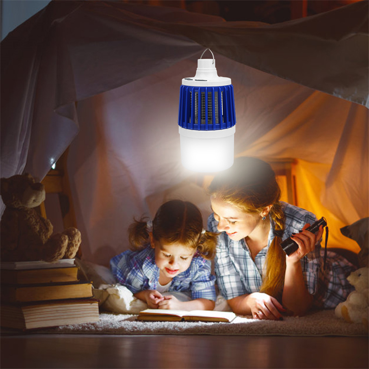 Mutter und Tochter lesen unter einer Lampe. Sie befinden sich unter einer Zeltstruktur.