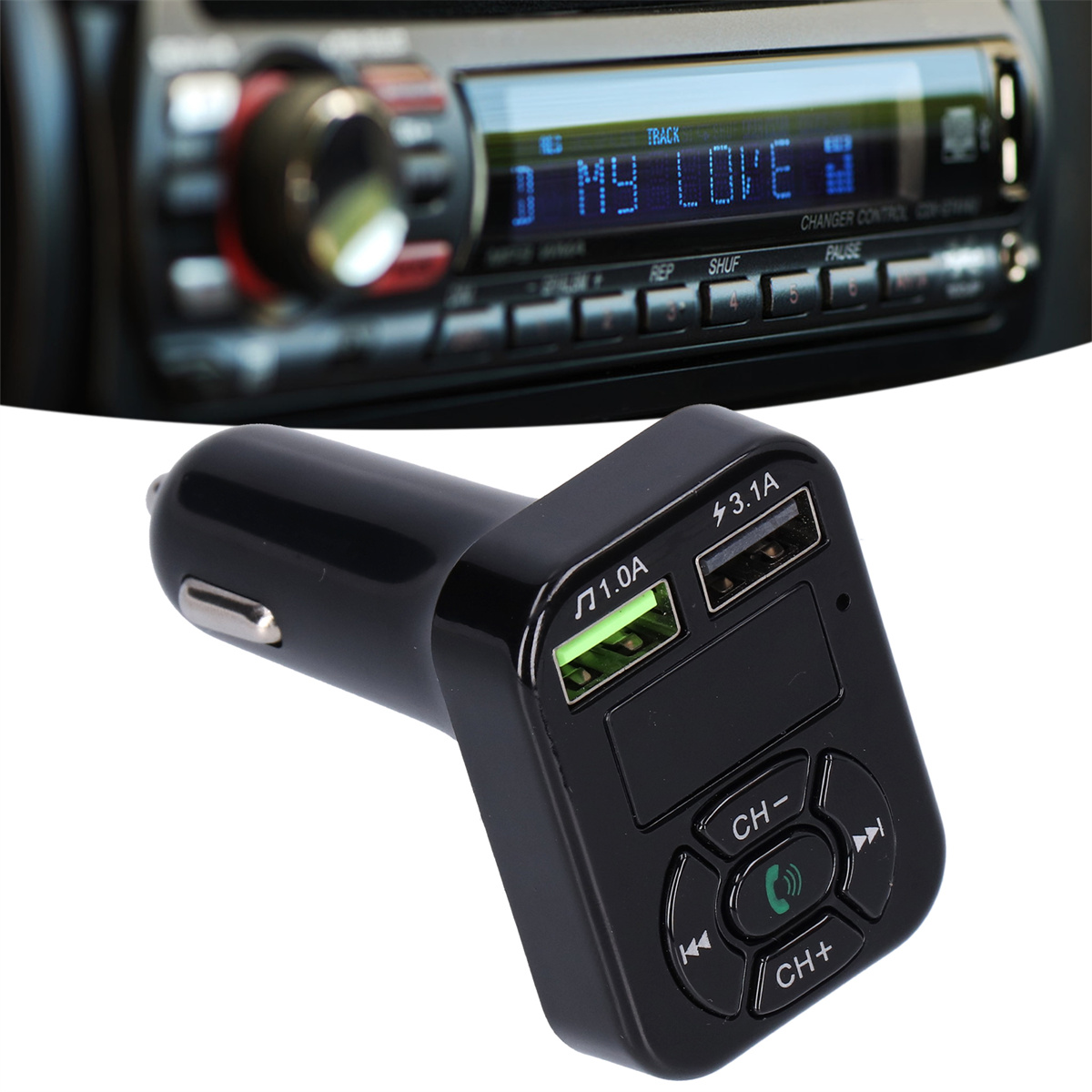 Schwarzes Autoladegerät mit USB-Anschlüssen, Bildschirm mit Radioinfos und Tasten.