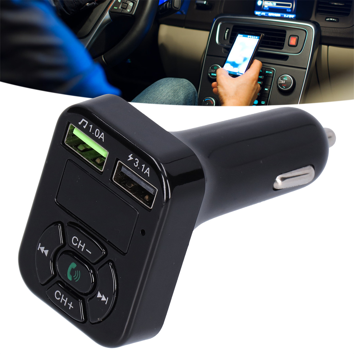 Schwarzes Autoladegerät mit zwei USB-Anschlüssen und Bedienelementen. Ein Telefon ist angeschlossen.