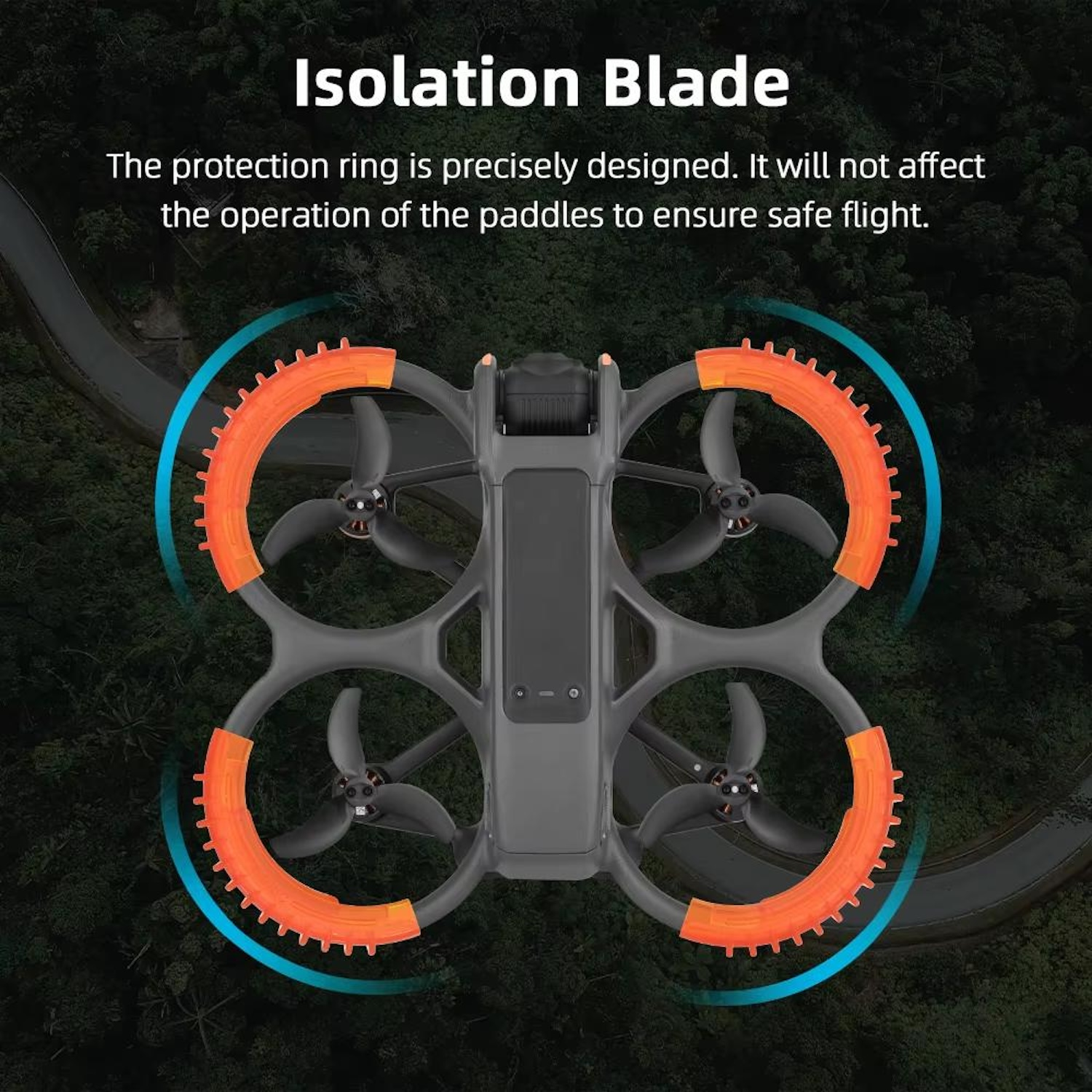 Drone con anelli protettivi arancioni attorno alle eliche. Il drone è grigio, su uno sfondo verde di una strada.