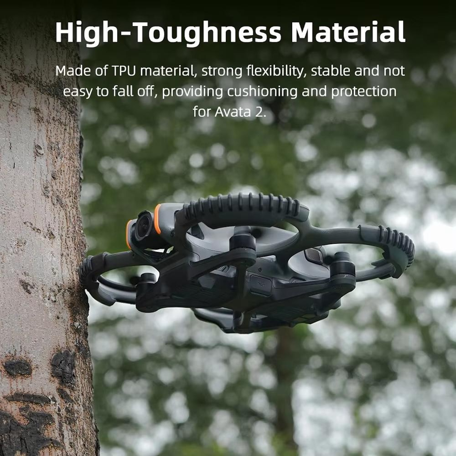 Drone nero su un albero. Ha una cornice protettiva. Lo sfondo è una foresta sfocata.