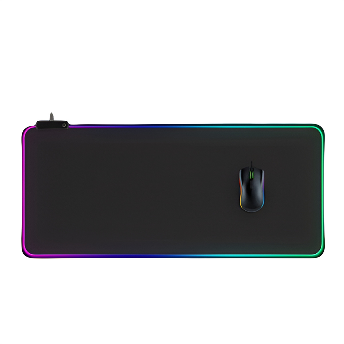 Eine schwarze Gaming-Maus auf einem großen, schwarzen Mauspad mit RGB-Beleuchtung.