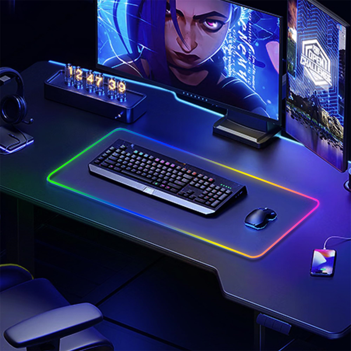 Gaming-Schreibtisch mit Tastatur, Maus und Telefon. Zwei Monitore zeigen ein Spiel und eine Uhr an.